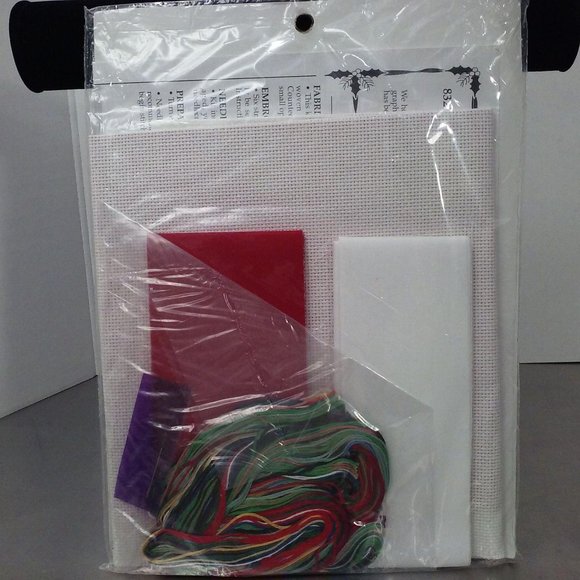 Bucilla Kit 83218 Christmas Wreath 14"x14" NIP - Picture 4 of 6